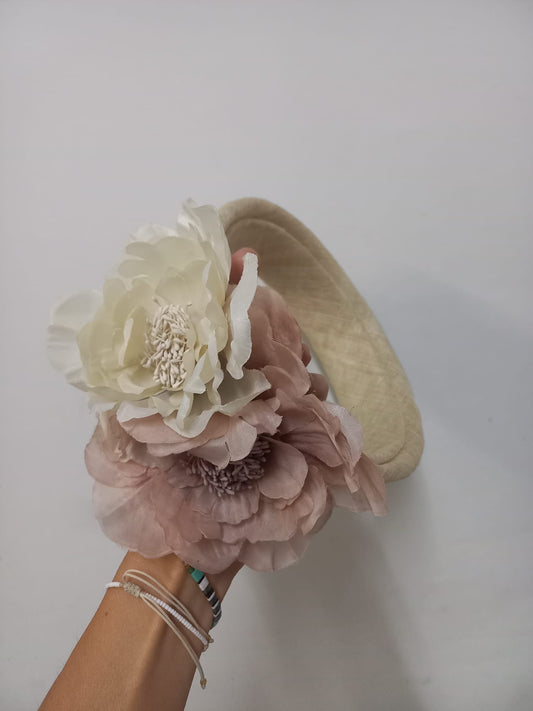 Tocado crema con flores