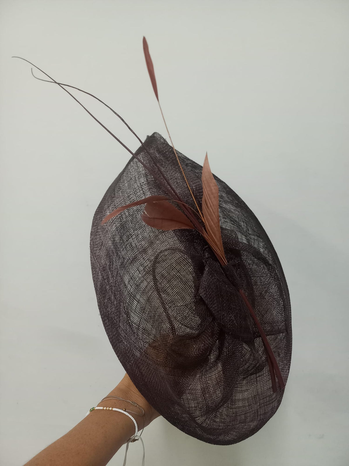 Tocado chocolate con plumas
