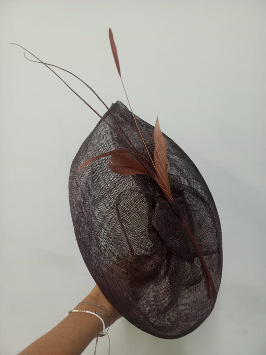 Tocado chocolate con plumas